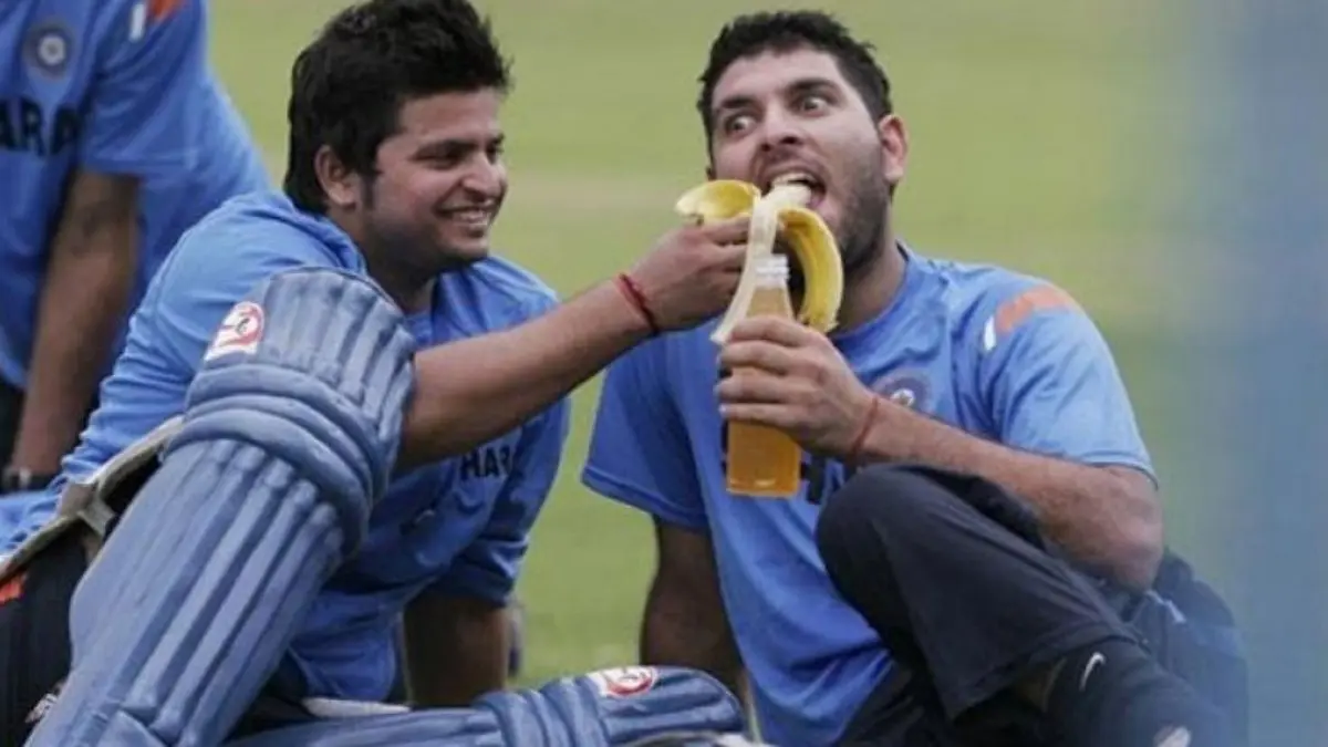 Yuvraj Singh (L), Suresh Raina (R)