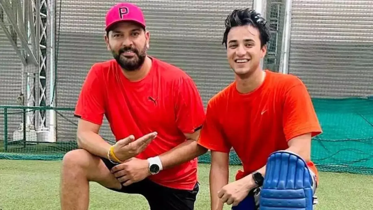 yuvraj singh shares special video for abhishek sharma after heroic performence