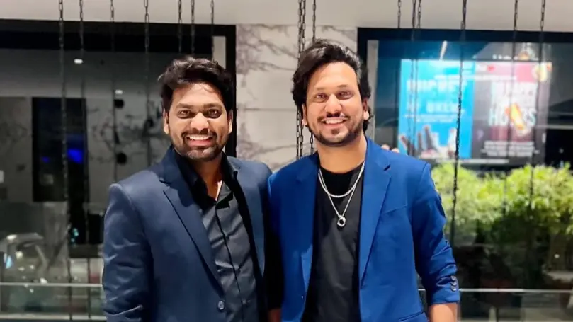 DYK Zakir Khan's Brother Zeeshan Khan Is The Viral Singer At Coldplay Concert? Netizens Ask Chris Martin To Recruit Him Zakir Khan with brother Zeeshan Khan