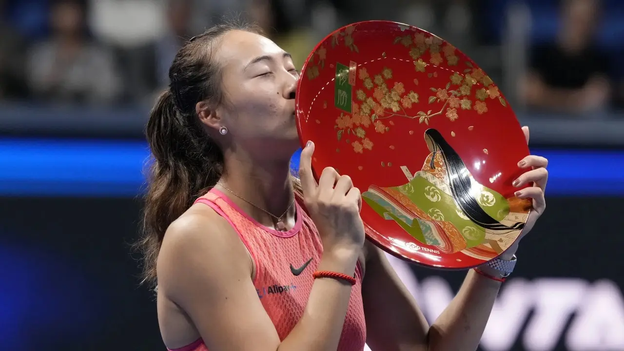 Qinwen Zheng defeats wild card Sophia Kenin to win in Tokyo and clinch WTA Finals berth Zheng Qinwen
