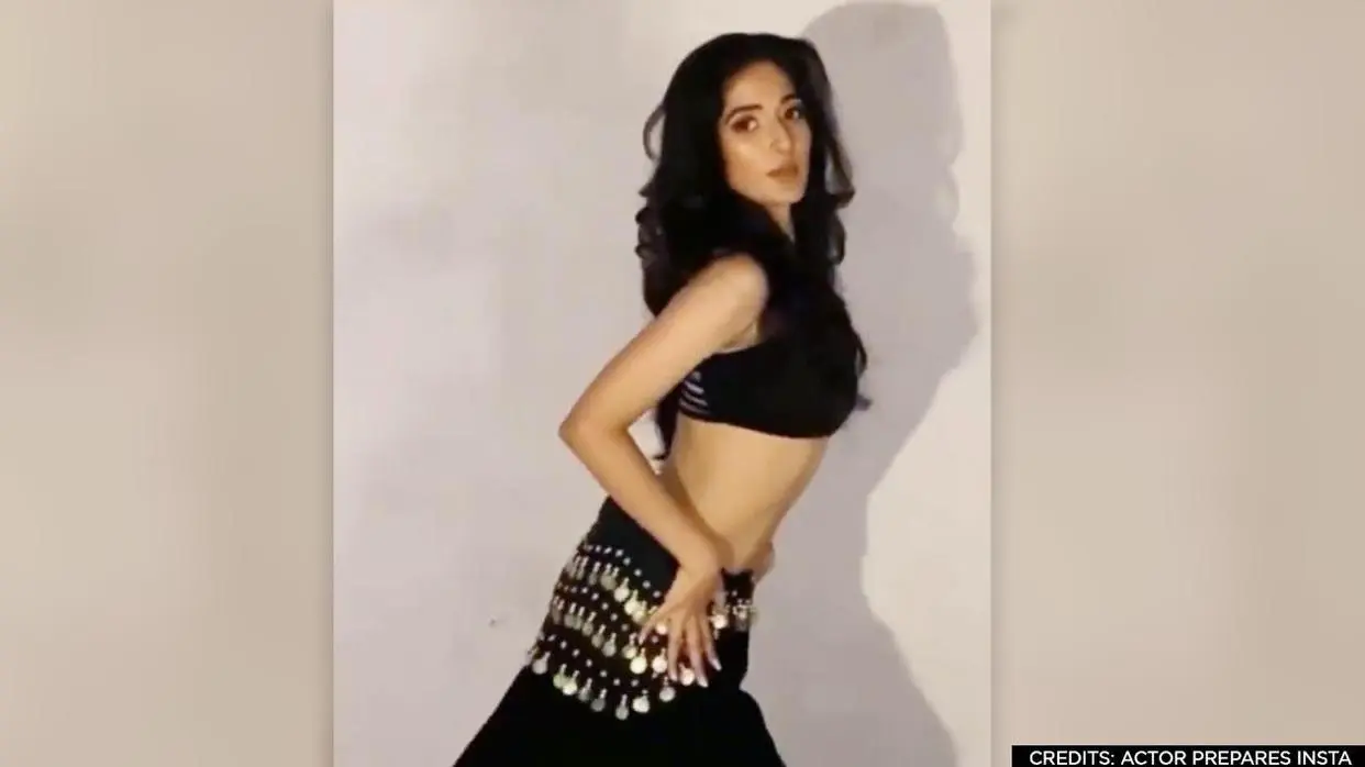 girl creates nora fatehi's dance song dibar with her belly moves