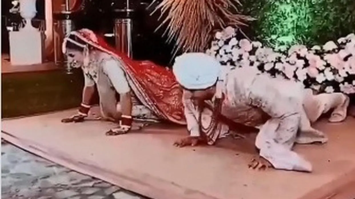 शादी के जोड़े में स्टेज पर पुशअप करते ये दूल्हा-दुल्हन इंटरनेट पर छा रहे हैं। (Pic Credit: Instagram user Akshita arora)