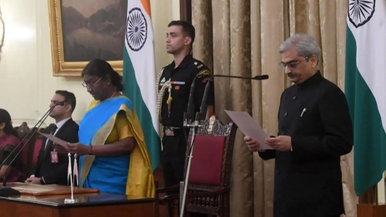 Praveen Srivastava took Oath (PC :twitter/@rashtrapatibhvn)