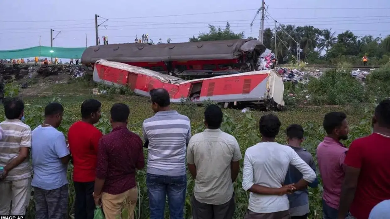 Balasore में 48 घंटे बाद तलाशी हो गई थी बंद, फिर झाड़ियों से आई आवाज, सांस लेता हुआ मिला एक व्यक्ति odisha train accident