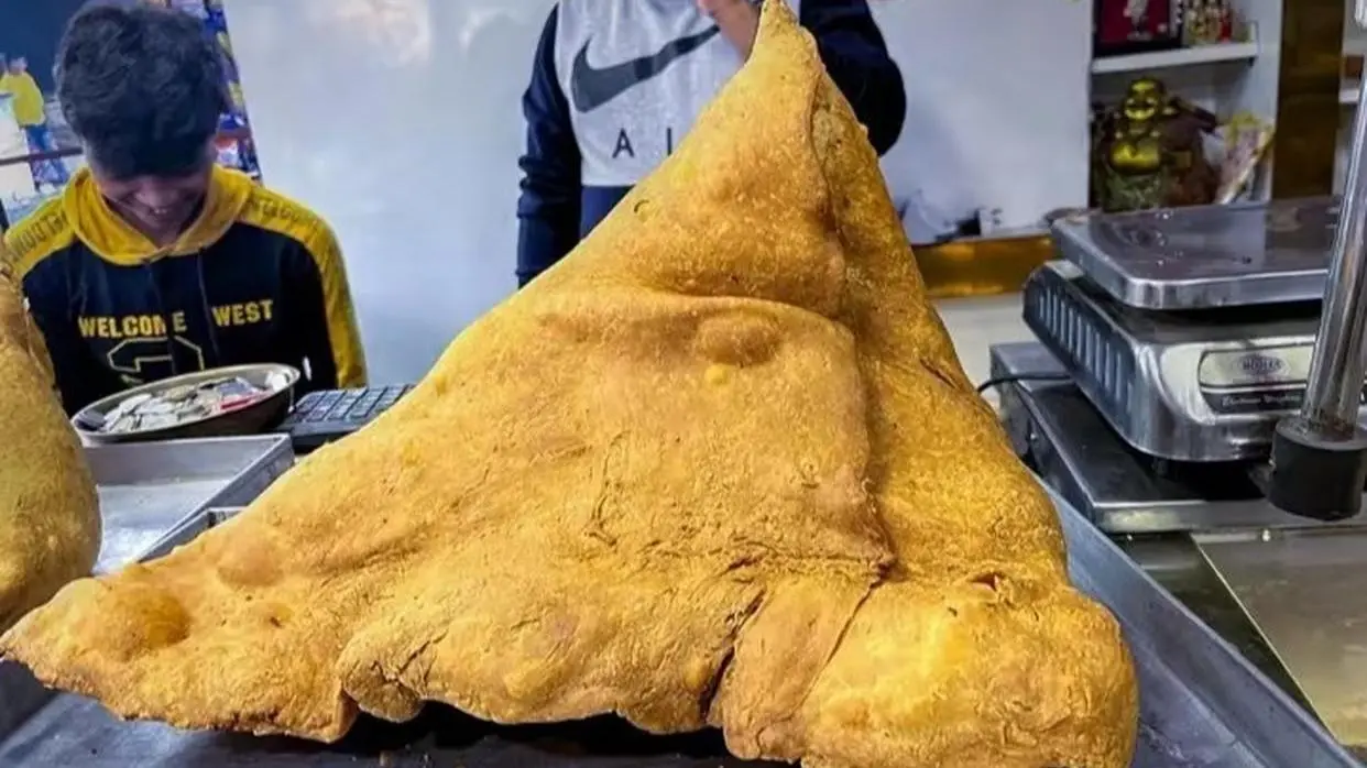 12 किलो वजनी यूपी का बाहुबली समोसा, 30 मिनट में खाने पर मिलेगा बड़ा ईनाम Samosa
Image: PTI