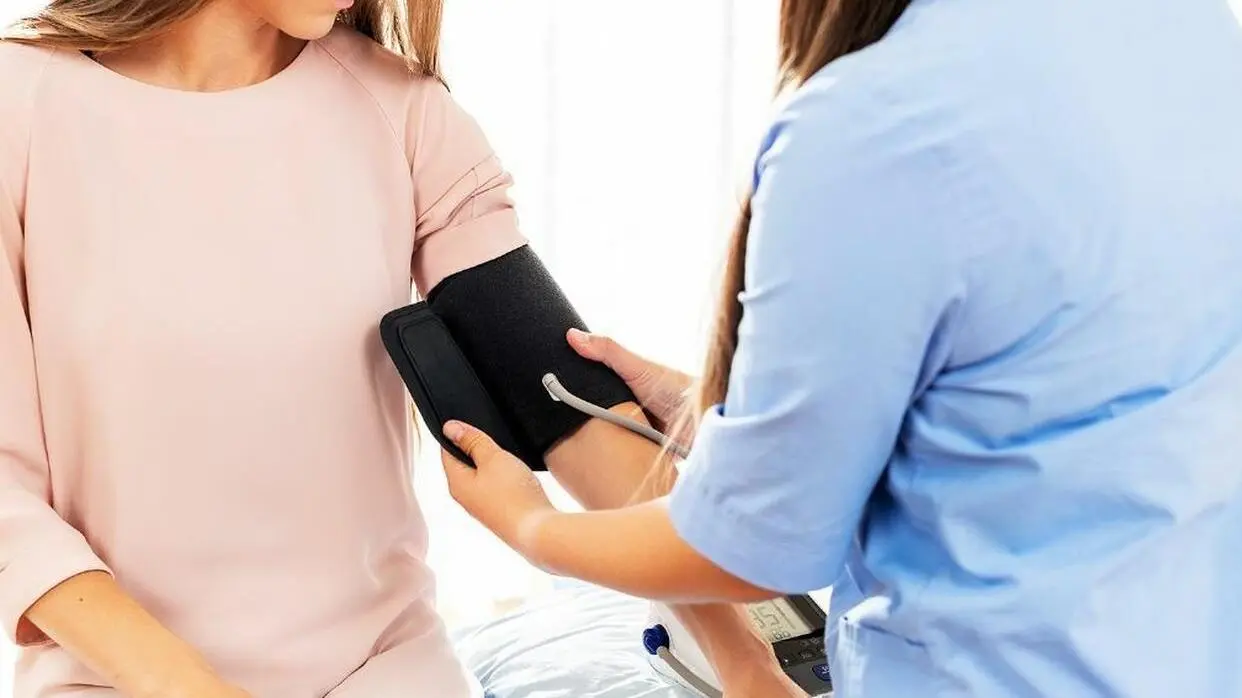 बीपी लो होने पर अपनाएं ये घरेलू उपाय (फोटो : shutterstock)