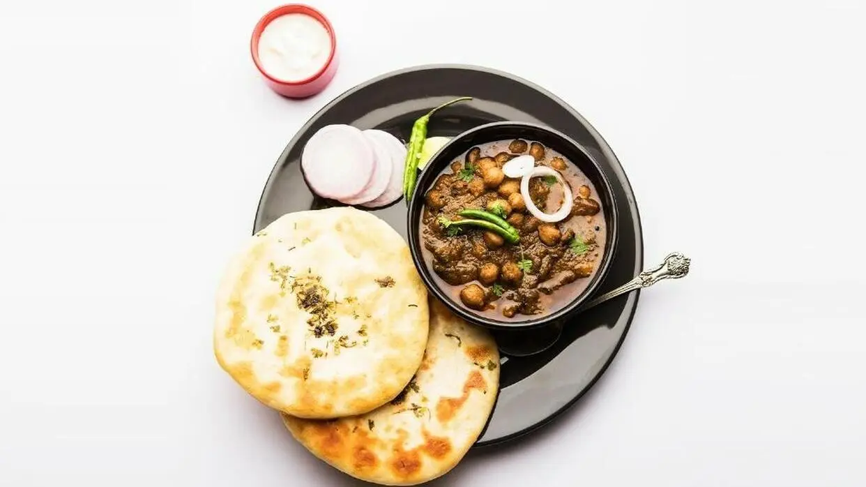 दिल्ली में यहां मिलते हैं फेमस छोले कुलचे (फोटो : shutterstock)