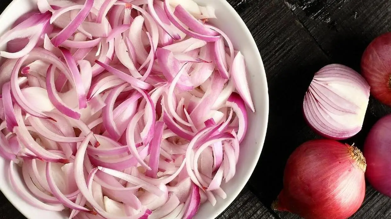 कच्चा प्याज खाने से सेहत को होते हैं कई नुकसान (फोटो : shutterstock)