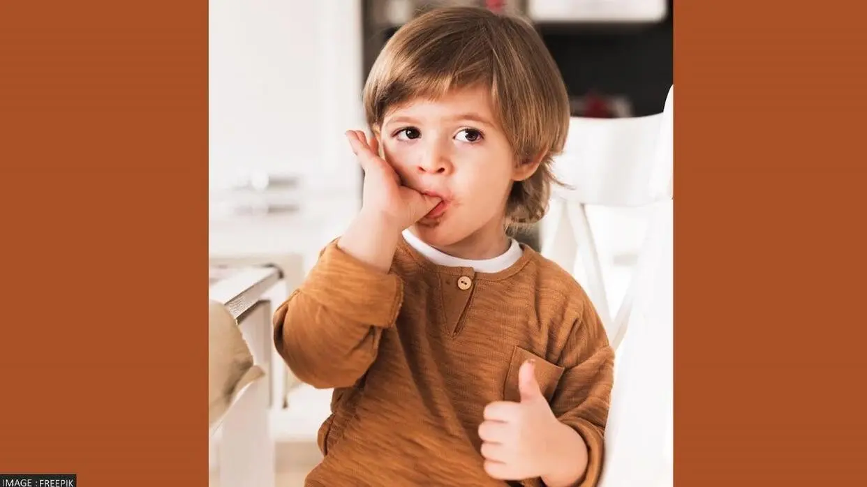 Child Habit: क्या आपके बच्चे को भी लग गई है अंगूठा चूसने की आदत? जानें इसका कारण और छुड़ाने का तरीका Thumb Sucking Habit in Child