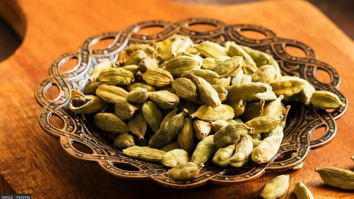 Khali Pet Elaichi Khane Ke Fayde