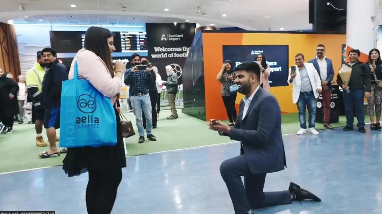 Boy proposed his girlfriend at Auckland airport