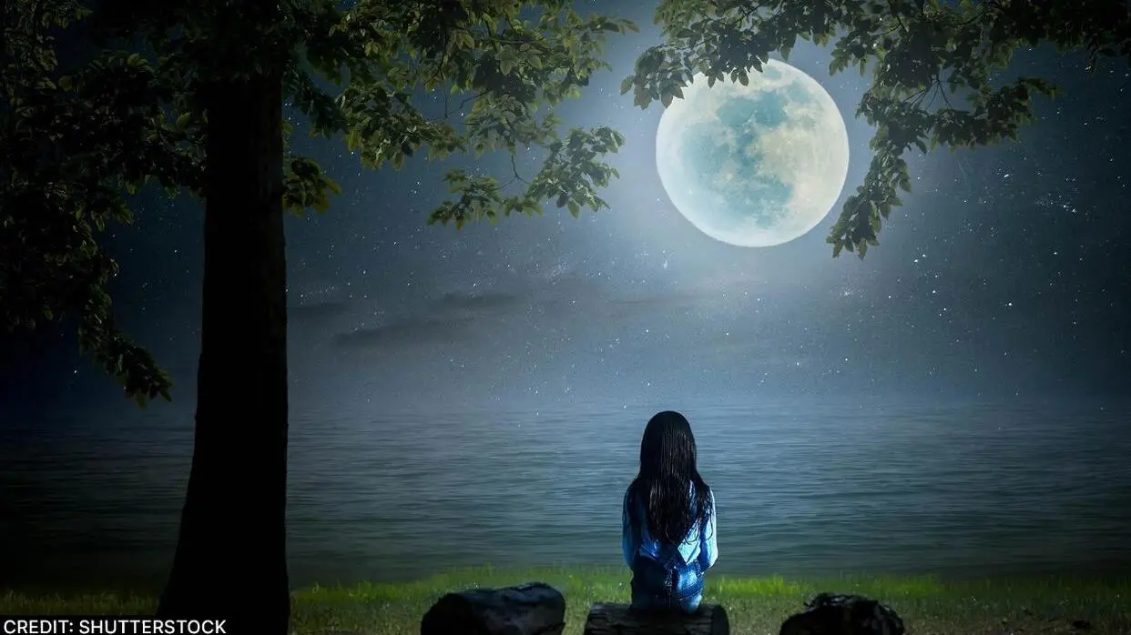 Moon Light Benefits: चांद की रोशनी में बैठने से खत्म होती हैं कई बीमारियां, जानें इसके क्या-क्या हैं फायदे Chand Ki Roshni Me Baithne Ke Fayde