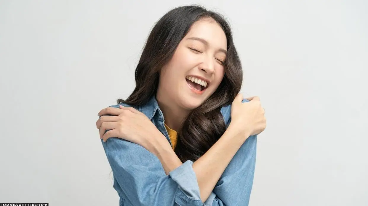 सेल्फ हगिंग के फायदे (फोटो : Shutterstock)