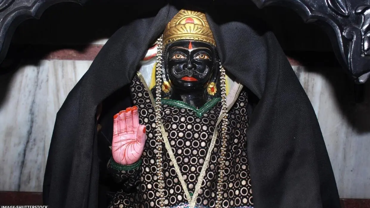 शनि देव को प्रसन्न करने के उपाय (फोटो : Shutterstock)