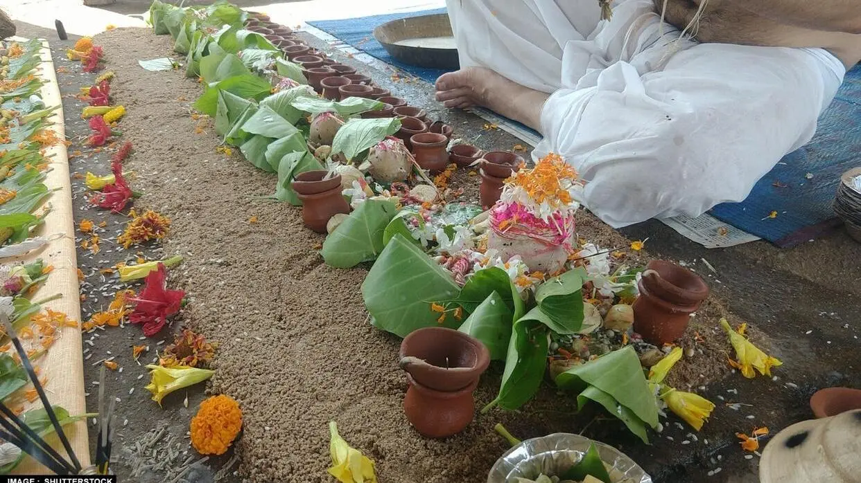 Pitru Paksha Tarpan Ki Sahi Vidhi
image- shutterstock