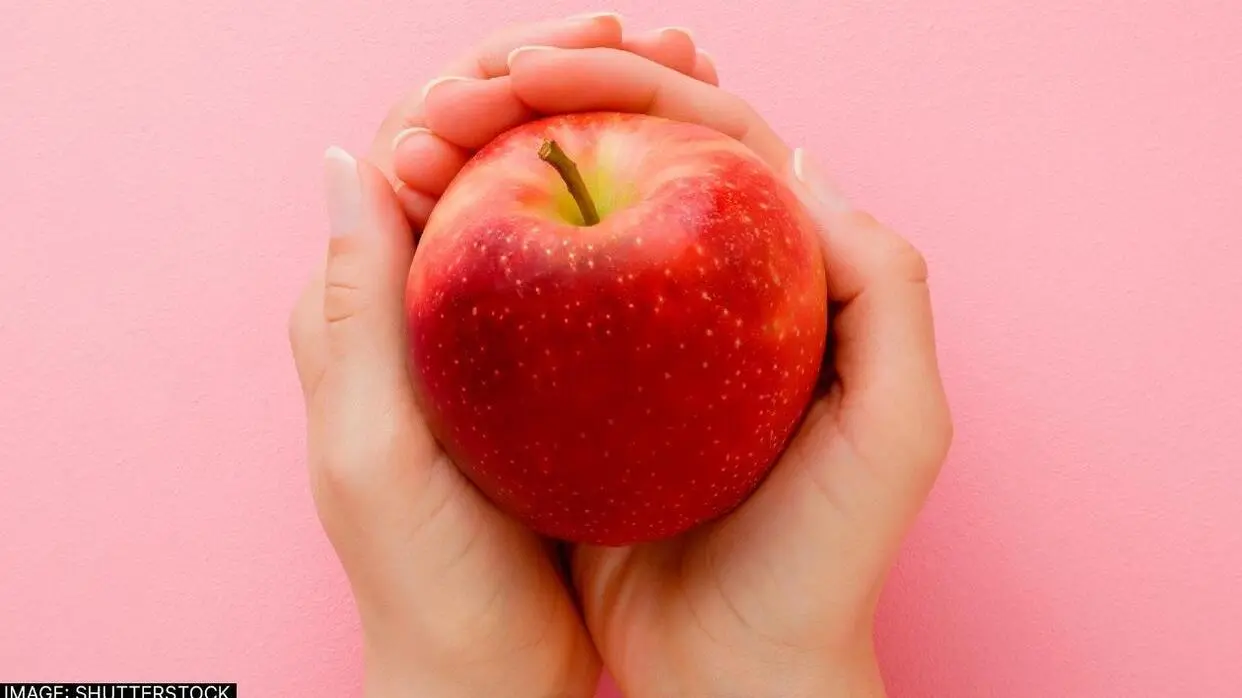 सेब खाने के फायदे (फोटो : Shatterstock)