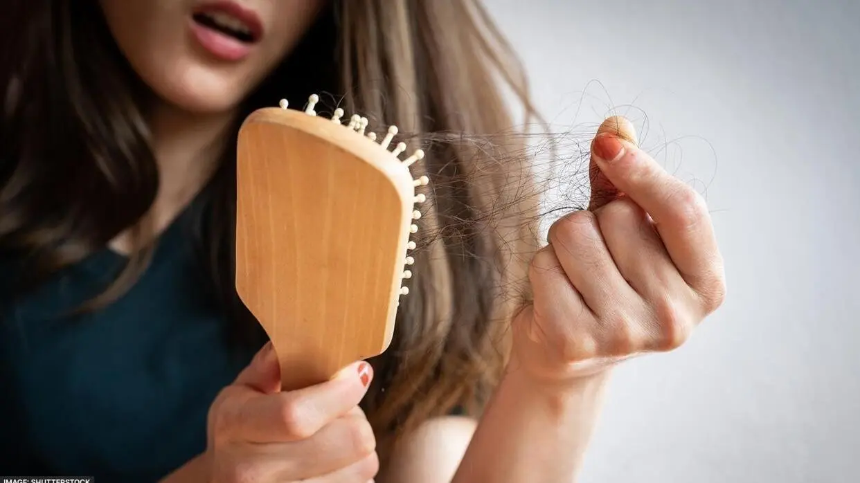 हेयर फॉल कम करने के तरीके (फोटो : Shutterstock)