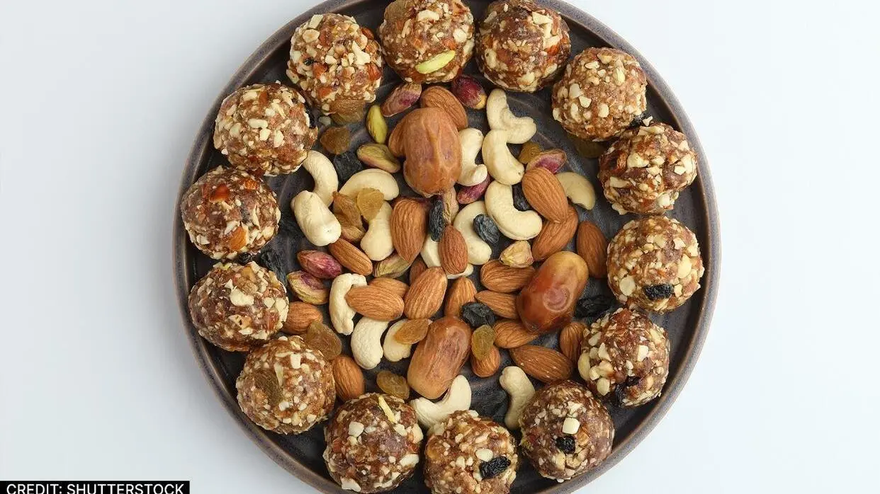 Dry Fruits Laddu : सर्दियों में एक बार जरूर बनाएं स्वाद से भरे मेवे के लड्डू, नोट कर लें आसान रेसिपी मेवे के लड्डू बनाने की रेसिपी (फोटो : Shutterstock)