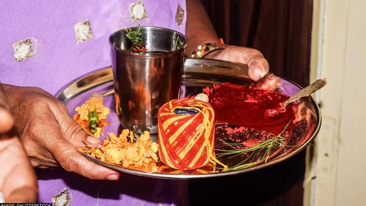 कलेवा बांधने का महत्व (फोटो : Shutterstcok)