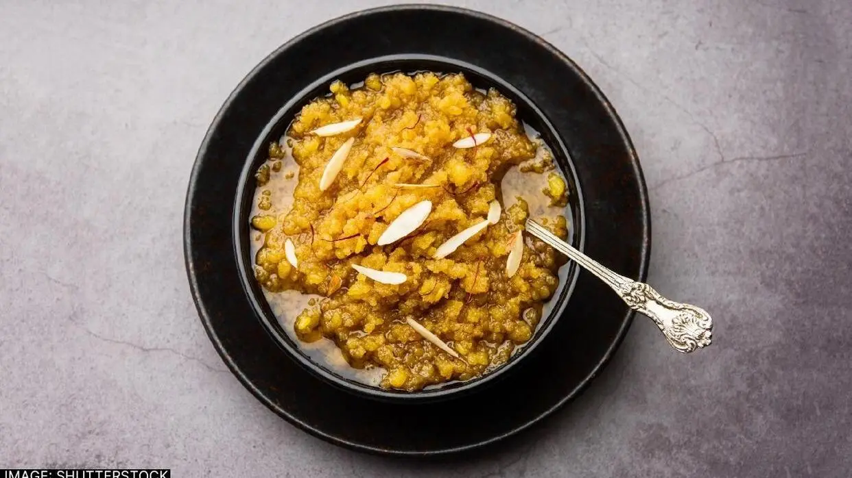 मूंग दाल हलवा रेसिपी (फोटो : Shutterstock)