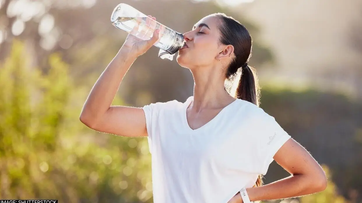 पानी पीने के फायदे (फोटो : Shutterstock)