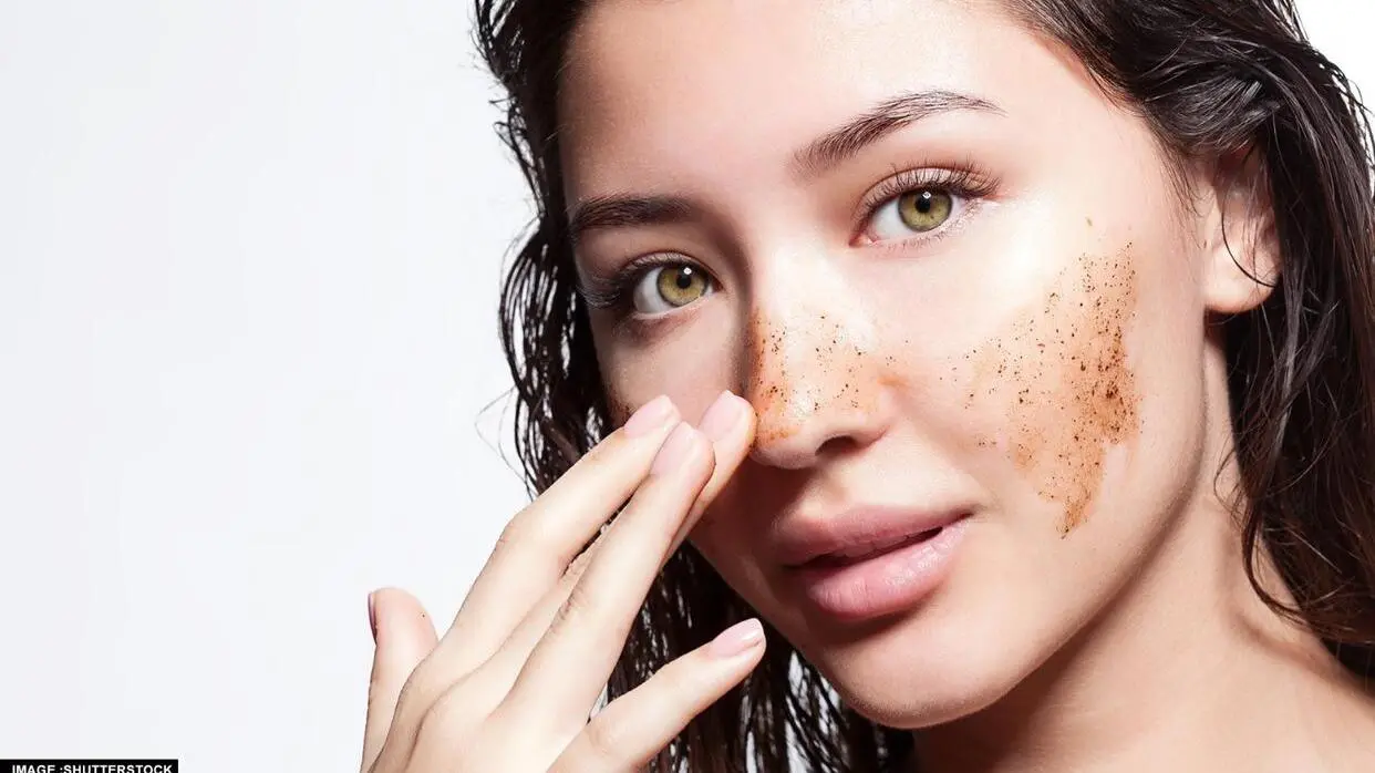 Face Scrub For Winters: सर्दियों में ट्राई करें ये फेस स्क्रब, चेहरे पर आ जाएगा गजब का निखार सर्दियों के लिए स्क्रब (फोटो : Shutterstock)