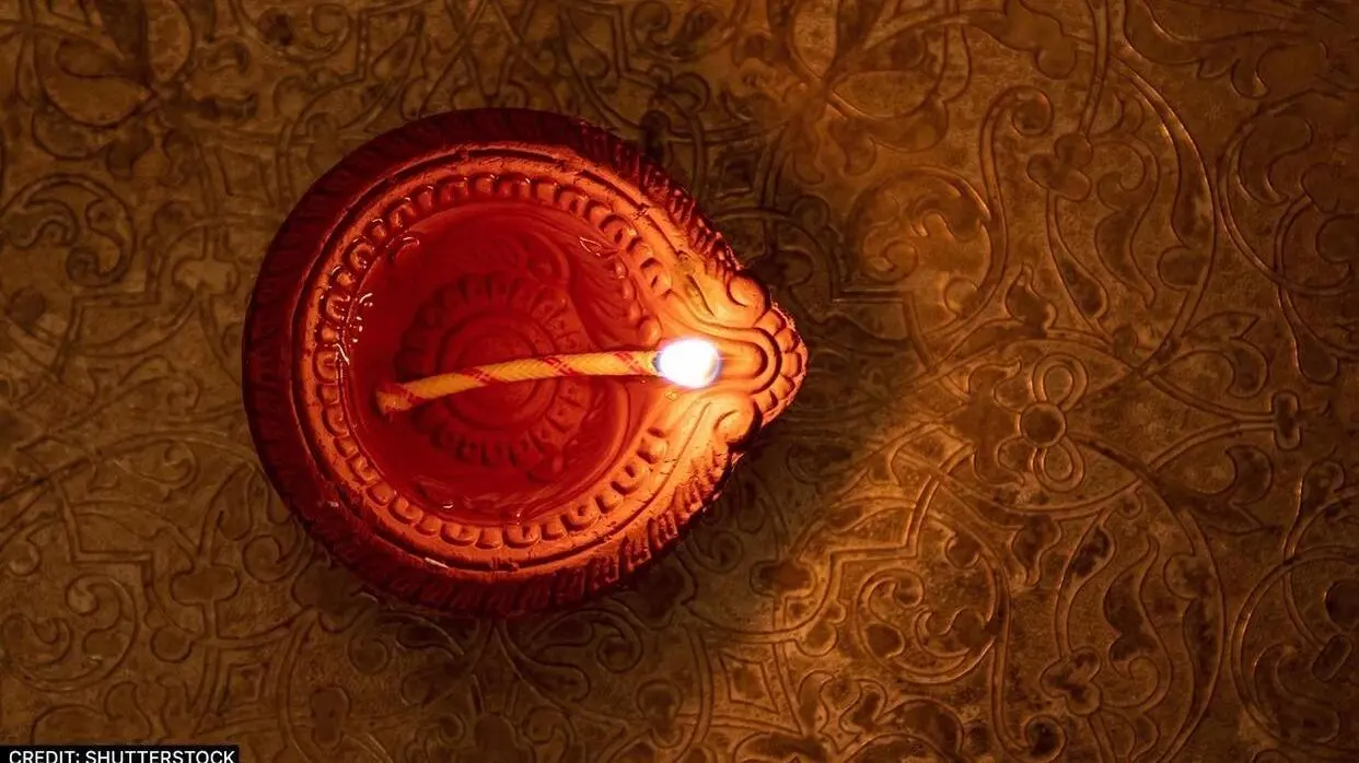 जलाए इस आटे का दीपक (फोटो : Shutterstock)