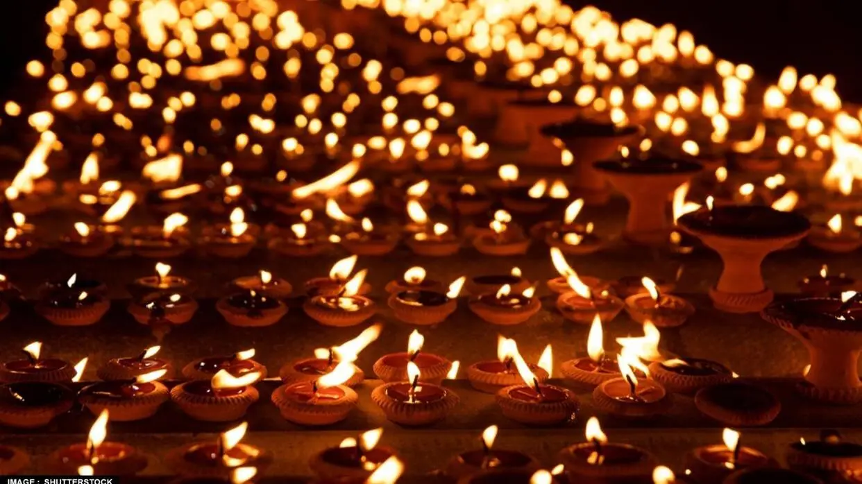 देव दीपावली के पीछे की कहानी (फोटो : Shutterstock)