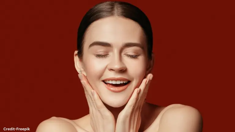 Glowing Skin: बिना पार्लर जाए ही पाएं मुलायम और ग्लोइंग स्किन, अपनाएं ये घरेलू स्किनकेयर ट्रिक्स Glowing Skin