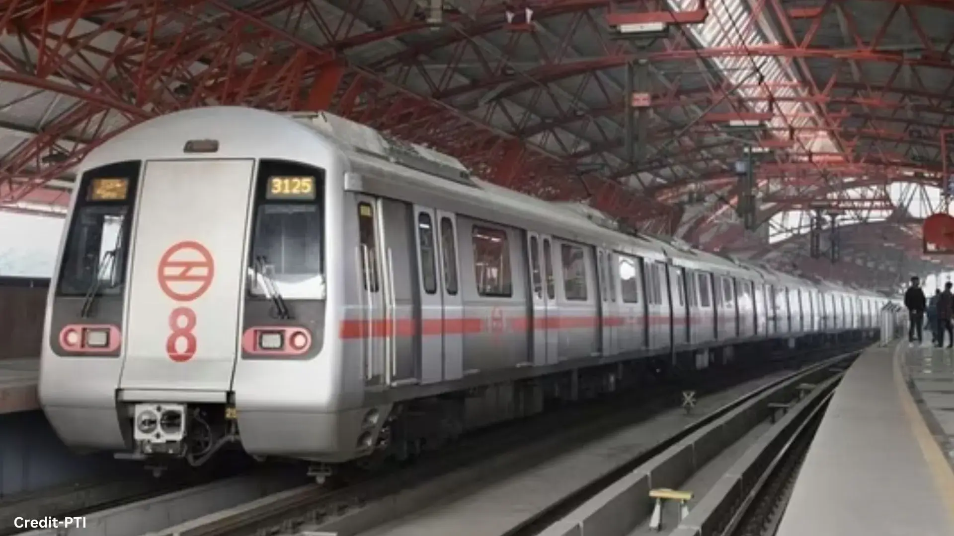 ऐतिहासिक अभियांत्रिकी… दिल्ली मेट्रो वरती धावत राहिली, DMRC ने खाली एक बोगदा बांधला, ट्रेन एक सेकंदही थांबल्या नाहीत.