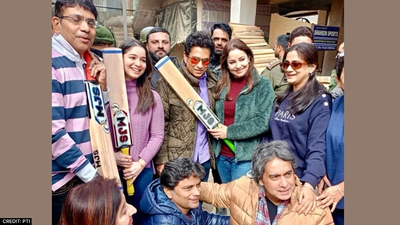 Sachin Tendulkar visited bat Industry in Awantipora, Jammu and Kashmir with his family