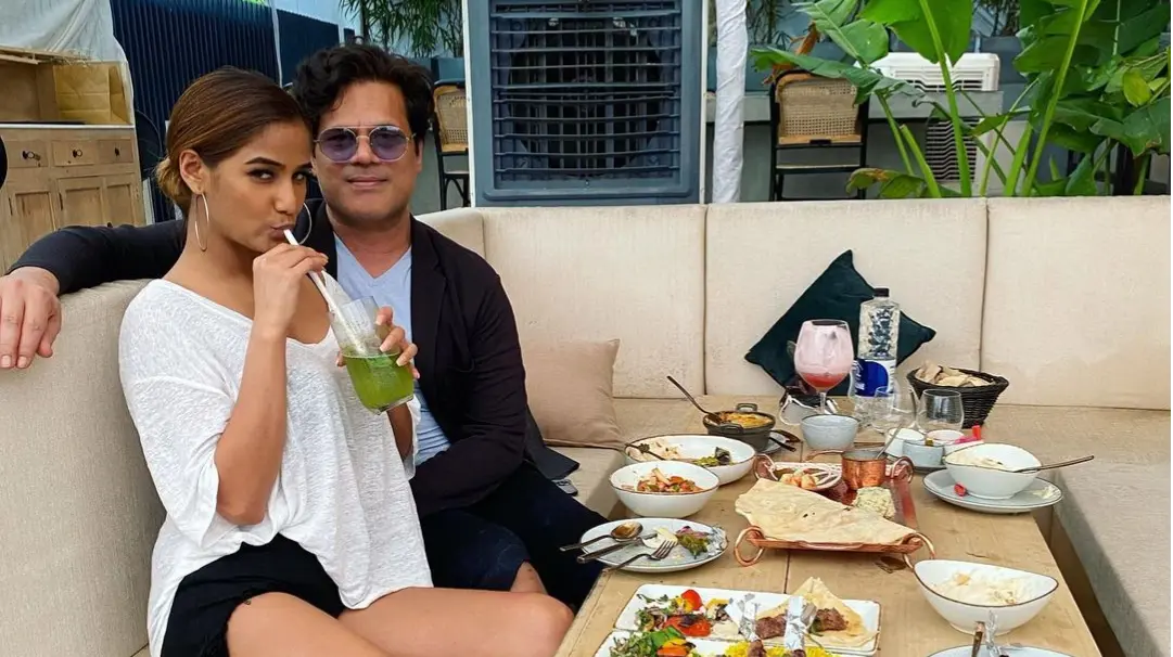 Poonam Pandey और उनके पति पर हुआ 100 करोड़ रुपए की मानहानि का केस? लगा ये गंभीर आरोप Poonam Pandey and Sam Bombay