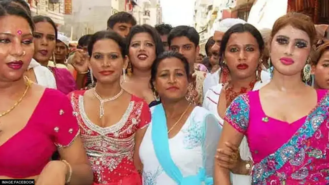 UP: फर्जी किन्नर बन मांग रहे थे नेग, असली किन्नरों ने पकड़ा; मुंडन कर सड़क पर नंगा घुमाया Kinnar