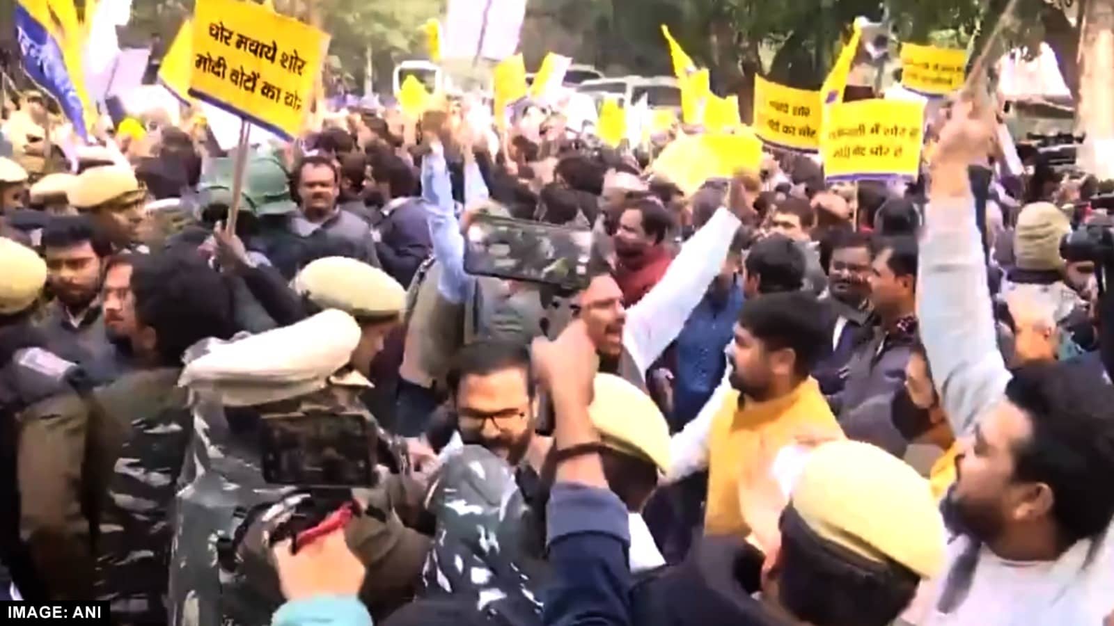 AAP Workers Protesting The Arrest Of Kejriwal Outside Rajasthan BJP HQ ...