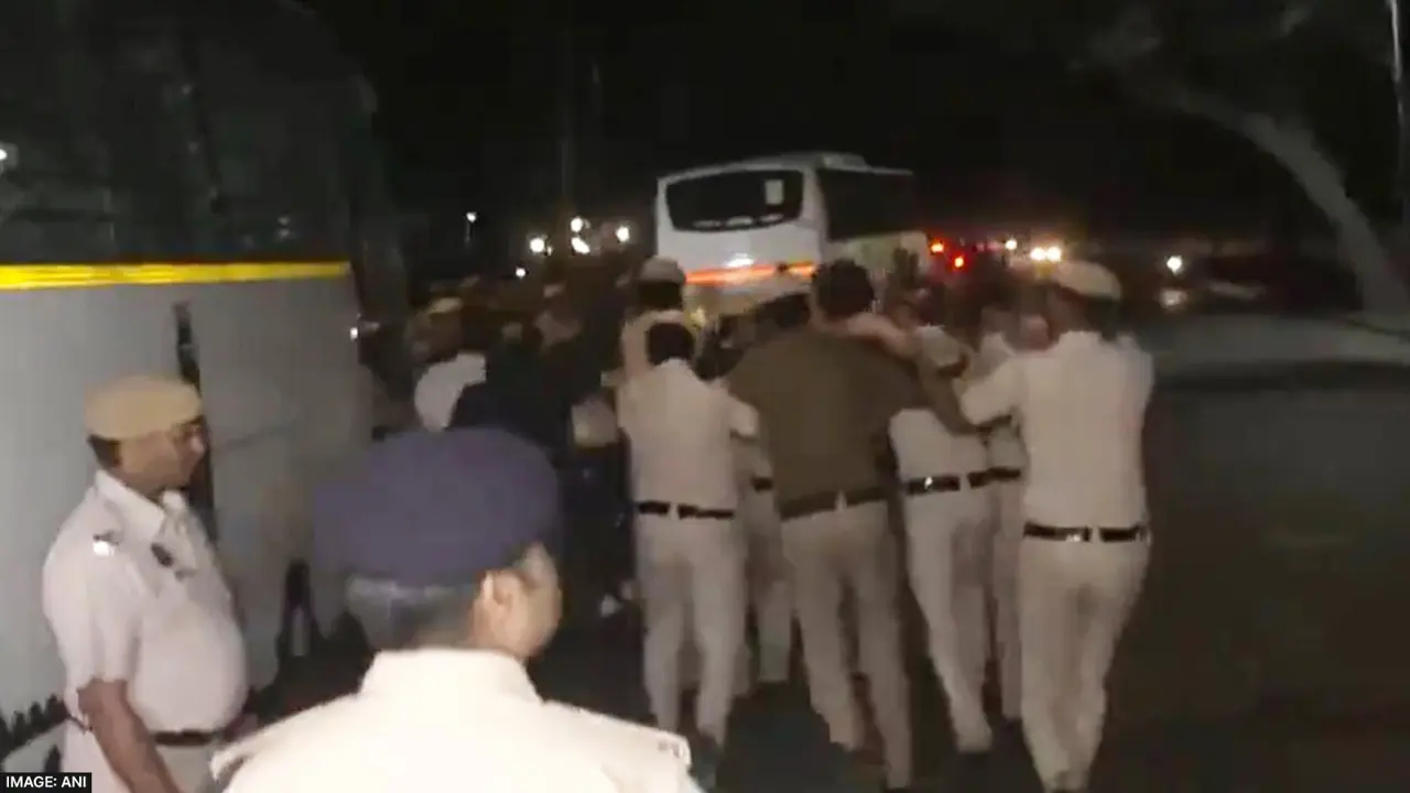 Delhi Police detains AAP Workers