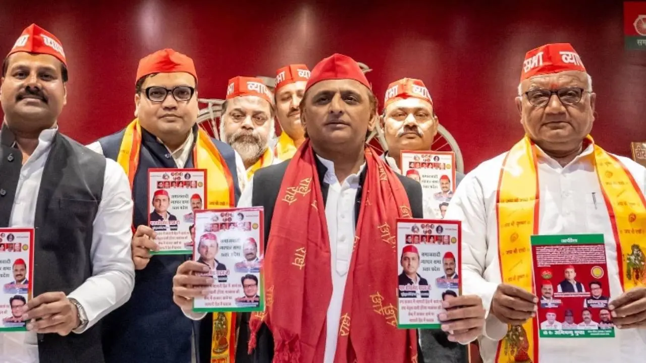 samajwadi party leaders with Akhilesh Yadav