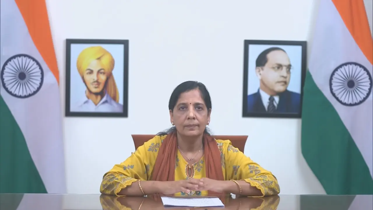 मेरे पति लोहे से बने हैं, टूटेंगे नहीं...केजरीवाल का संदेश पढ़ भावुक हुई पत्नी सुनीता Sunita Kejriwal reads arvind kejriwal message