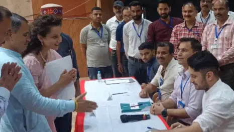 Kangana receiving certificate