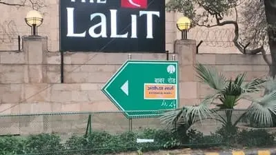 दिल्ली में हिंदू सेना ने बदला बाबर रोड का नाम, साइन बोर्ड पर लिखा- अयोध्या मार्ग Hindu Sena Delhi Babar Road
