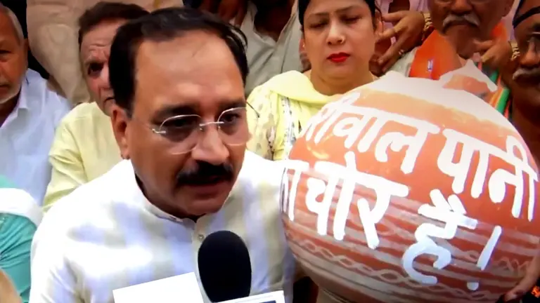 बच्चा बीमार है, पानी की दरकार है...दिल्ली में जल संकट को लेकर बीजेपी का प्रदर्शन, तस्वीरों में देखिए BJP Protest