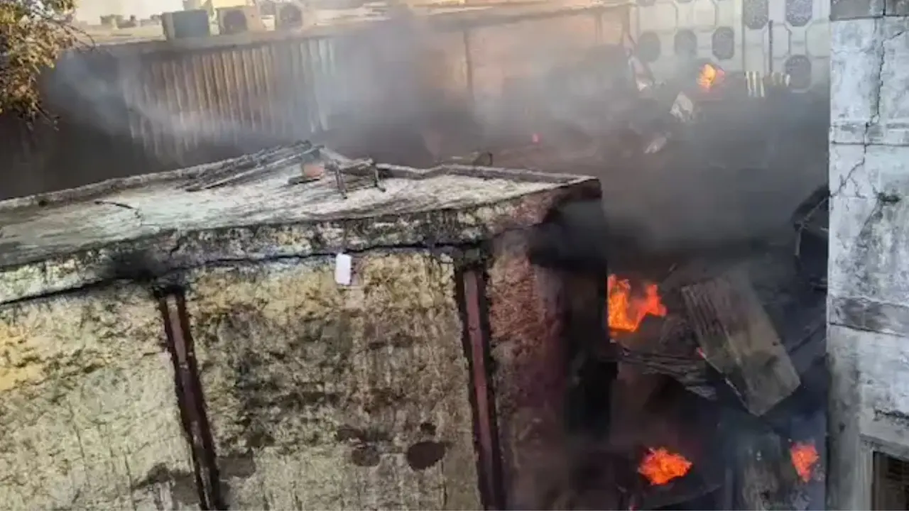 120 दुकानें जलकर खाक, करोड़ों का नुकसान, कई परिवार तबाह... चांदनी चौक में लगी आग में FIR दर्ज Chandni Chowk Fire