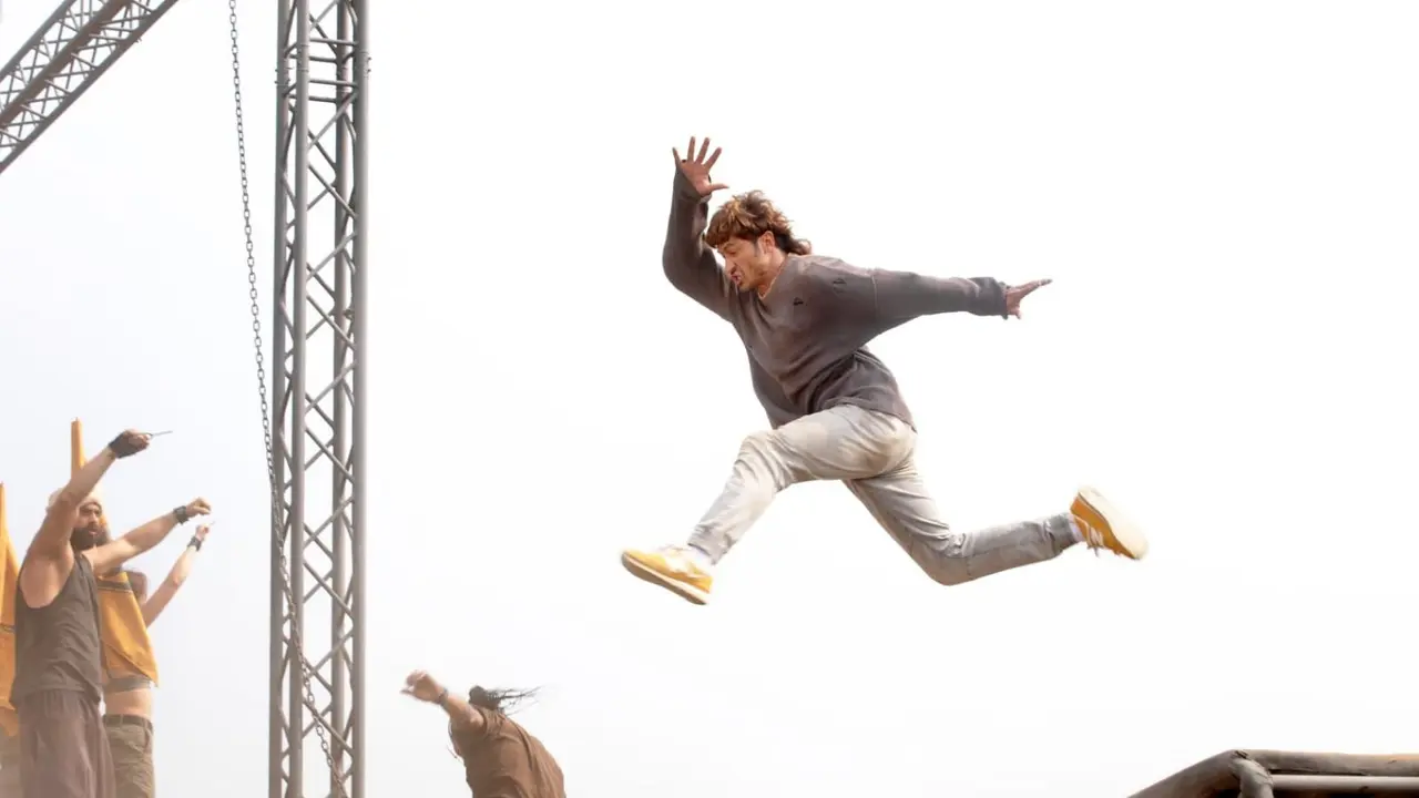 Vidyut Jammwal Deletes Video Of Fans Aping Viral Crakk Action Scenes On Mumbai Local After Backlash Vidyut Jammwal in Crakk