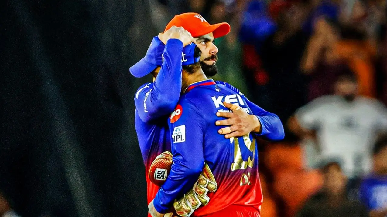 Virat Kohli hugs Dinesh Karthik