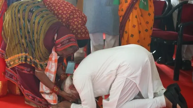pm modi touch feet of odisha lady