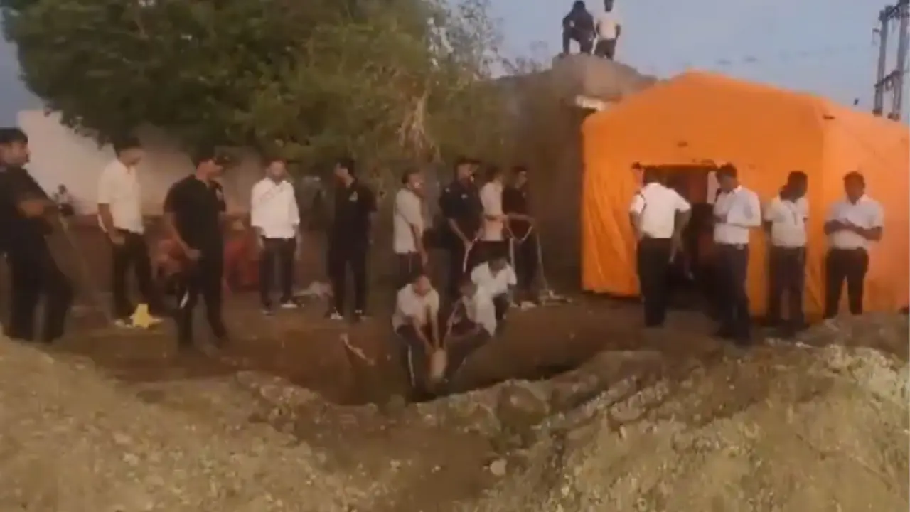 50 फीट गहरे बोरवेल में गिरी 1 साल की मासूम की मौत, 17 घंटे तक चला रेस्क्यू ऑपरेशन child fell in borewell