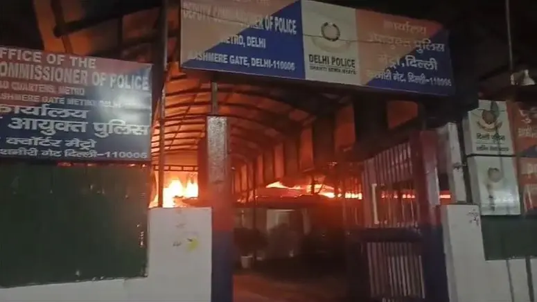 kashmere gate metro police station fire