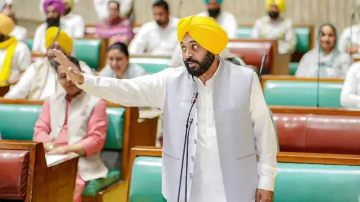 'AAP' ने CM भगवंत मान के आवास पर 'छापे' की निंदा की, चुनाव आयोग ने कमरे बंद होने का दावा किया Punjab Chief Minister bhagwant mann