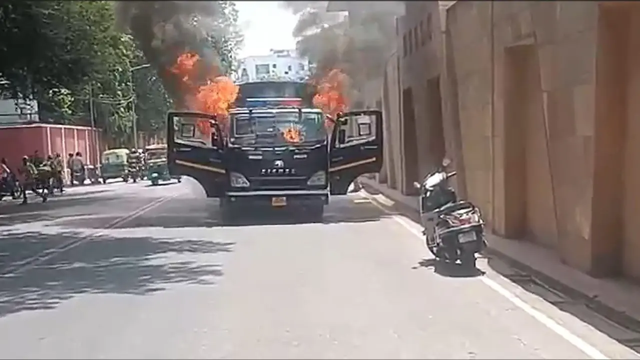 lucknow fire broke out prisoner van