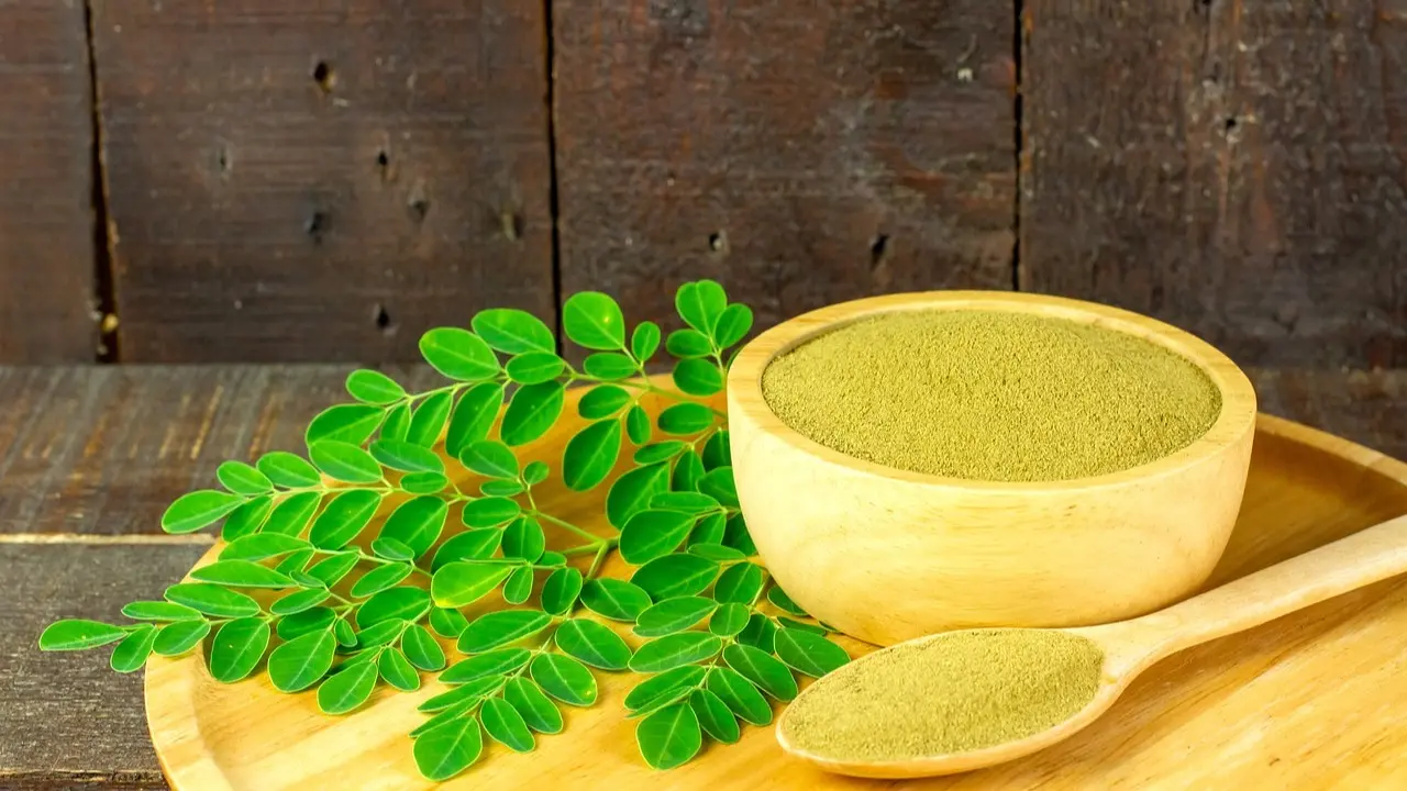 Moringa leaf face mask