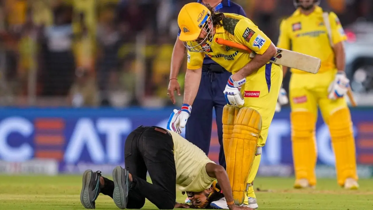ms dhoni promised fan to take care of his nose surgery